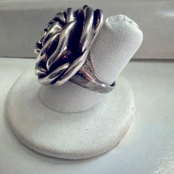 Elegant Silver Rose Ring - Picture 3 of 4
